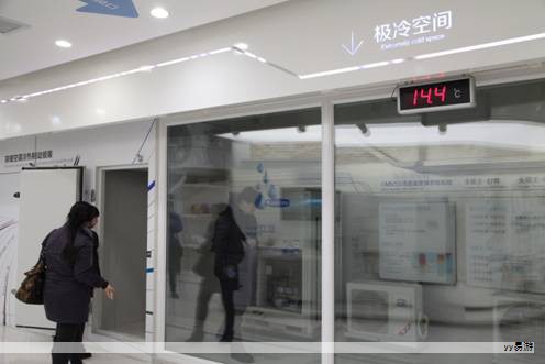 珠海国际航展中心迎来一年一度的亚洲通用航空展，主题聚焦“通航新纪元，探索低空无限可能”，室内外展馆合计展出超170架飞机，覆盖从传统机型到前沿的电动垂直起降飞行器（eVTOL）的全景展示。展会聚焦的核心是低空出行新形态，旨在探索点对点、低成本、低风险的空中出行解决方案，吸引全球关注。