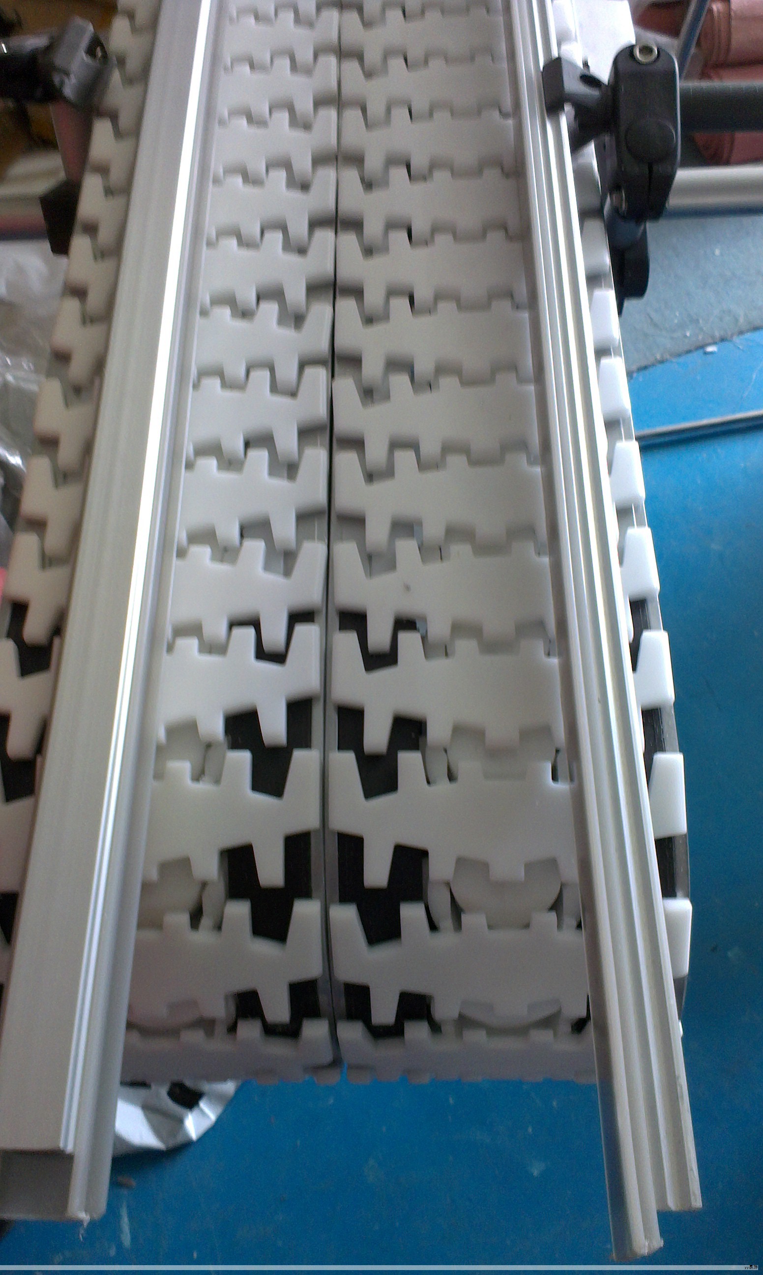 福建省将启动一项投资规模超过200亿元的重大交通枢纽工程,聚焦厦门、福州、泉州三地的综合货运枢纽建设。国家提前下达第一批车辆购置税收入补助地方资金,用于支持该工程,项目整体投资预计超过200亿元,实施期约为三年。重点建设一批综合货运枢纽、集疏运体系、装备升级与信息化项目。同时,为支撑厦福泉国家综合货运枢纽的形成,福建省还将完善港口泊位、机场等重大交通枢纽以及铁路干线和高速公路等通道,预计总投资将突破千亿元量级。工程全面建成后,将进一步提升综合货运枢纽在立体化交通网络中的核心作用,推动多式联运融合、提升运输效率、降低货运成本,形成资金流、信息流、商贸流等多维度的集聚效应,带动区域经济实现高质量发展。 福建省将启动一项投资规模超过200亿元的重大交通枢纽工程,聚焦厦门、福州、泉州三地的综合货运枢纽建设。国家提前下达第一批车辆购置税收入补助地方资金,用于支持该工程,项目整体投资预计超过200亿元,实施期约为三年。重点建设一批综合货运枢纽、集疏运体系、装备升级与信息化项目。同时,为支撑厦福泉国家综合货运枢纽的形成,福建省还将完善港口泊位、机场等重大交通枢纽以及铁路干线和高速公路等通道,预计总投资将突破千亿元量级。工程全面建成后,将进一步提升综合货运枢纽在立体化交通网络中的核心作用,推动多式联运融合、提升运输效率、降低货运成本,形成资金流、信息流、商贸流等多维度的集聚效应,带动区域经济实现高质量发展。