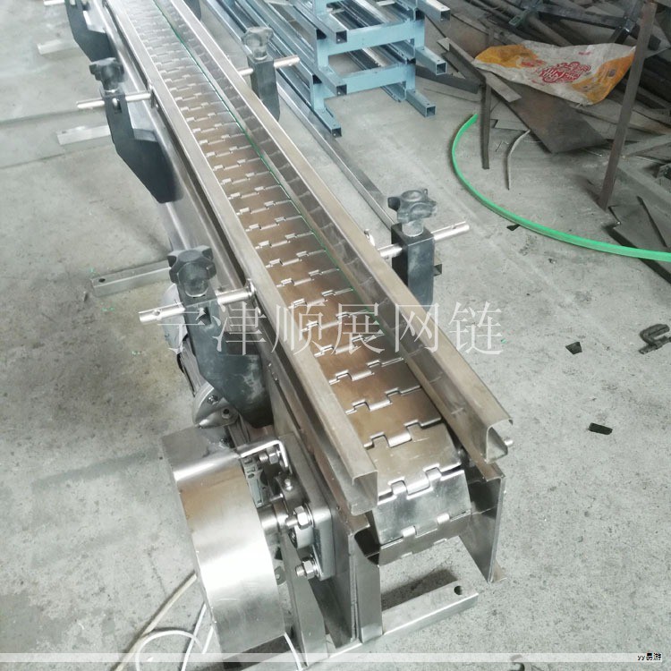 最近的一场大火引发了广泛关注,涉及的大埔宏福苑翻新工程成为焦点。当前这起灾难被视为多年来最严重的楼宇火灾之一。火势尚未平息,廉政公署已对与工程相关的关键环节实施拘捕,共8人涉案,名单覆盖顾问、棚架分判商以及中介等角色。 最近的一场大火引发了广泛关注,涉及的大埔宏福苑翻新工程成为焦点。当前这起灾难被视为多年来最严重的楼宇火灾之一。火势尚未平息,廉政公署已对与工程相关的关键环节实施拘捕,共8人涉案,名单覆盖顾问、棚架分判商以及中介等角色。