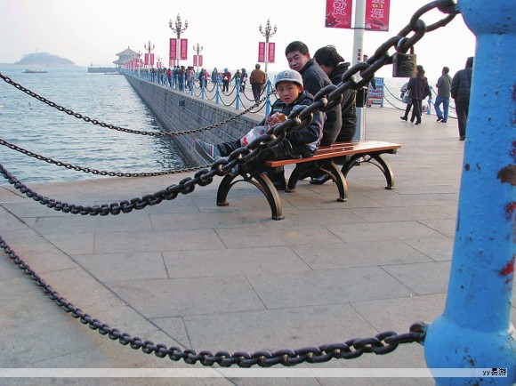 麦格纳从一个单人模具作坊崛起为全球顶尖的汽车零部件供应巨头,经历了多次金融风暴的考验,在全球化浪潮中持续扩展边界。它不仅产品线最为多元之一,更是少数具备整车装配能力的零部件企业。面对汽车行业的技术剧变,它坚持“谨慎投资”的原则,凭借独特的T型人才结构,与整车厂保持紧密而稳健的协作关系。 麦格纳从一个单人模具作坊崛起为全球顶尖的汽车零部件供应巨头,经历了多次金融风暴的考验,在全球化浪潮中持续扩展边界。它不仅产品线最为多元之一,更是少数具备整车装配能力的零部件企业。面对汽车行业的技术剧变,它坚持“谨慎投资”的原则,凭借独特的T型人才结构,与整车厂保持紧密而稳健的协作关系。