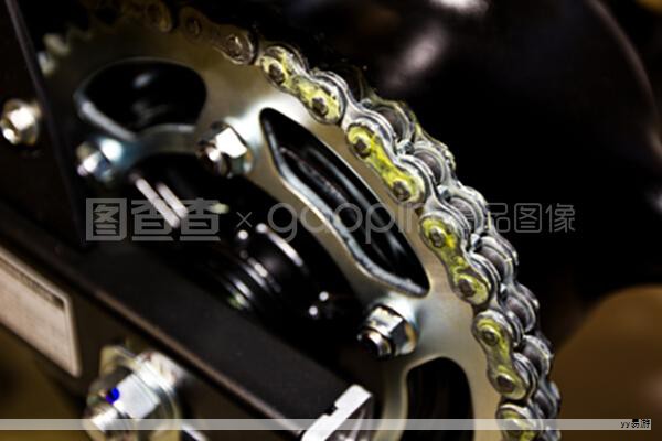 在一次大型年终招商会上，一位资深营销负责人提到，平台资源正在向生态化方向演进，广告主不再局限于视频广告，而是围绕一个IP，将预算向社交、电商、直播、资讯等多个入口分布，进行更全面的整合传播。那时我在台下做了一笔简单计算：若一档综艺冠名约为一个巨额投入，若再叠加生态化资源，总预算会进一步上升。显然，能在同一档综艺上把投入做到如此高的企业并不多。这也揭示了整合营销在当下传播环境中的尴尬处境：媒介格局高度碎片化，单靠一次性的大规模整合很难覆盖所有媒介与受众。