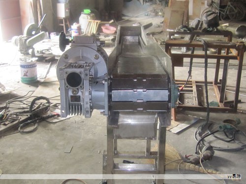 中国新能源汽车市场正在从单纯扩张转向结构优化，15万元以下价位凭借庞大的用户基数和政策红利，成为行业增长的核心引擎。2025年中国新能源车销量有望达到约1650万辆，国内渗透率将超过半数。10-20万元区间继续占据主导地位，市场份额稳定在约52%上下，年销量可达千万辆级，成为全民向智能化升级的关键战场。