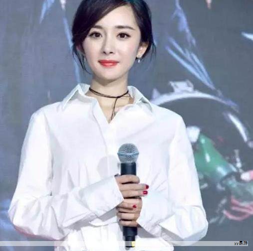 湖北省当阳市纪检监察机关将清廉家风建设与廉洁文化深度融合，打造家风教育基地，组织党员干部群众聆听家风故事，引导自觉传承清廉家风，筑牢廉洁防线。图示为参观学习现场与群众共同聆听的场景。