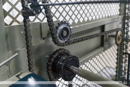 清晨，吴桥镇的蔬菜基地里，蔬果大户张振凤正把新采的黄瓜整理入箱，箱盖贴着一张醒目的合格证。扫一下二维码，农药使用情况与采摘时间一目了然。“这张证书像蔬菜的身份证，让消费者更放心。”她笑着说。