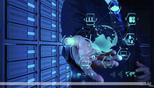 最近网络上出现“身上一身聚酯纤维也能过冬”的讨论，冬季衣物的面料中，聚酯纤维的占比确实很高。水洗标里常能看到聚酯成分，许多羽绒服、棉服、以及摇粒绒外套的里料、填充物都以聚酯为主，甚至与腈纶、锦纶、氨纶、羊毛等混纺存在。