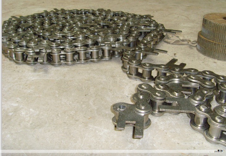 最近的技术更新显示，Google 的 Gemini 通过 File Search 将 RAG 的整条检索链直接嵌入模型内部。过去，工程师需要手动把文档切块、生成向量、建立索引，并把检索到的片段拼入提示，形成一个完整的检索-生成闭环。现在只要上传文件，模型就能自动完成分块、向量化、索引、检索与引用，甚至标注来源，整个过程在同一个接口内完成，无需自建向量库或维护检索逻辑。