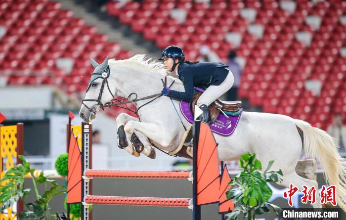 13岁小将孙瑞睿在北京国际马术大师赛夺得三冠王