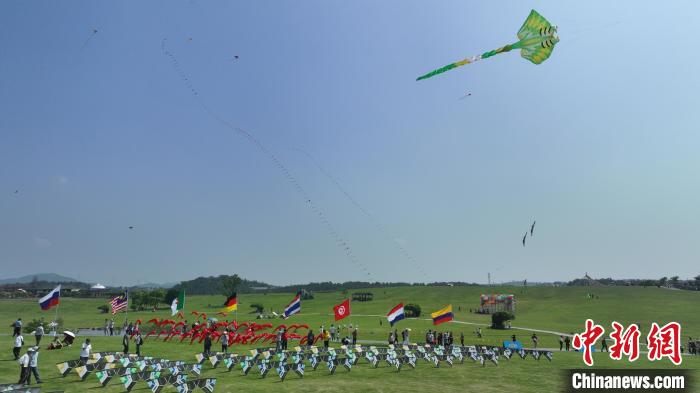 国内外风筝爱好者齐聚武汉木兰草原同场竞技 展