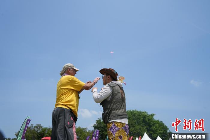 国内外风筝爱好者齐聚武汉木兰草原同场竞技 展