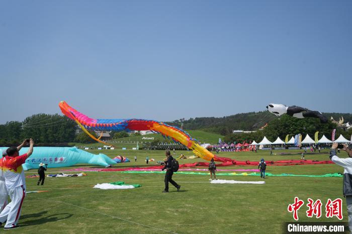 国内外风筝爱好者齐聚武汉木兰草原同场竞技 展