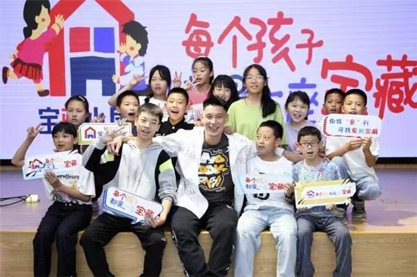 林书豪家乡行：篮球特色小镇启用 与孩子们共话