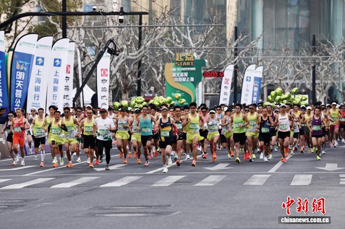 2026上海苏州河半马鸣枪开跑 高成亮赵娜分获男女