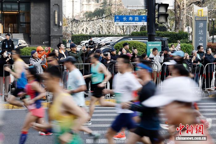 2026上海苏州河半马鸣枪开跑 高成亮赵娜分获男女