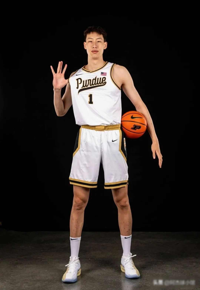 18岁中国球员郇斯楠获IAC年度最佳球员称号，打破