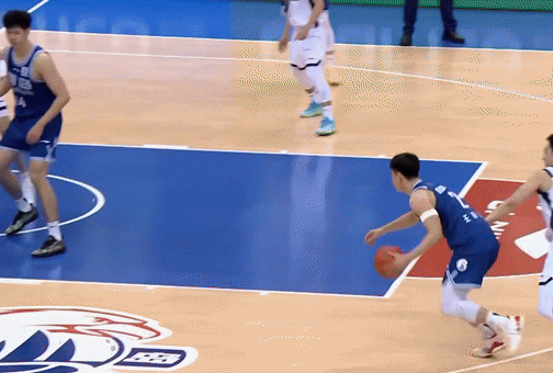 广东男篮双外援伤退 王洪泽麦考尔力挽狂澜逆转