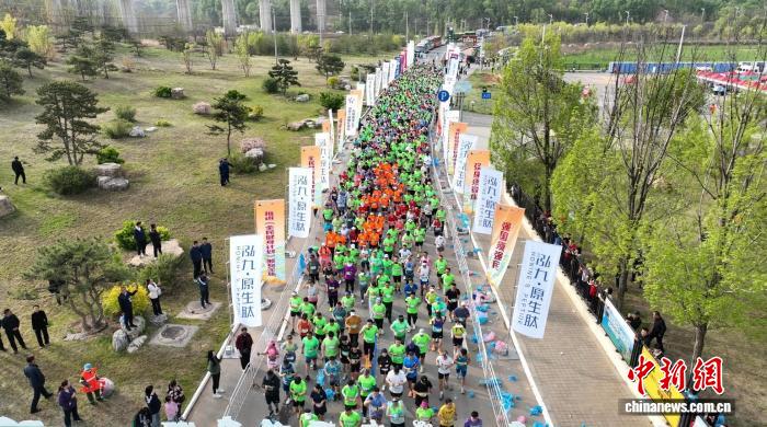 3000跑者共赴云竹湖半程马拉松 体育+文旅融合打